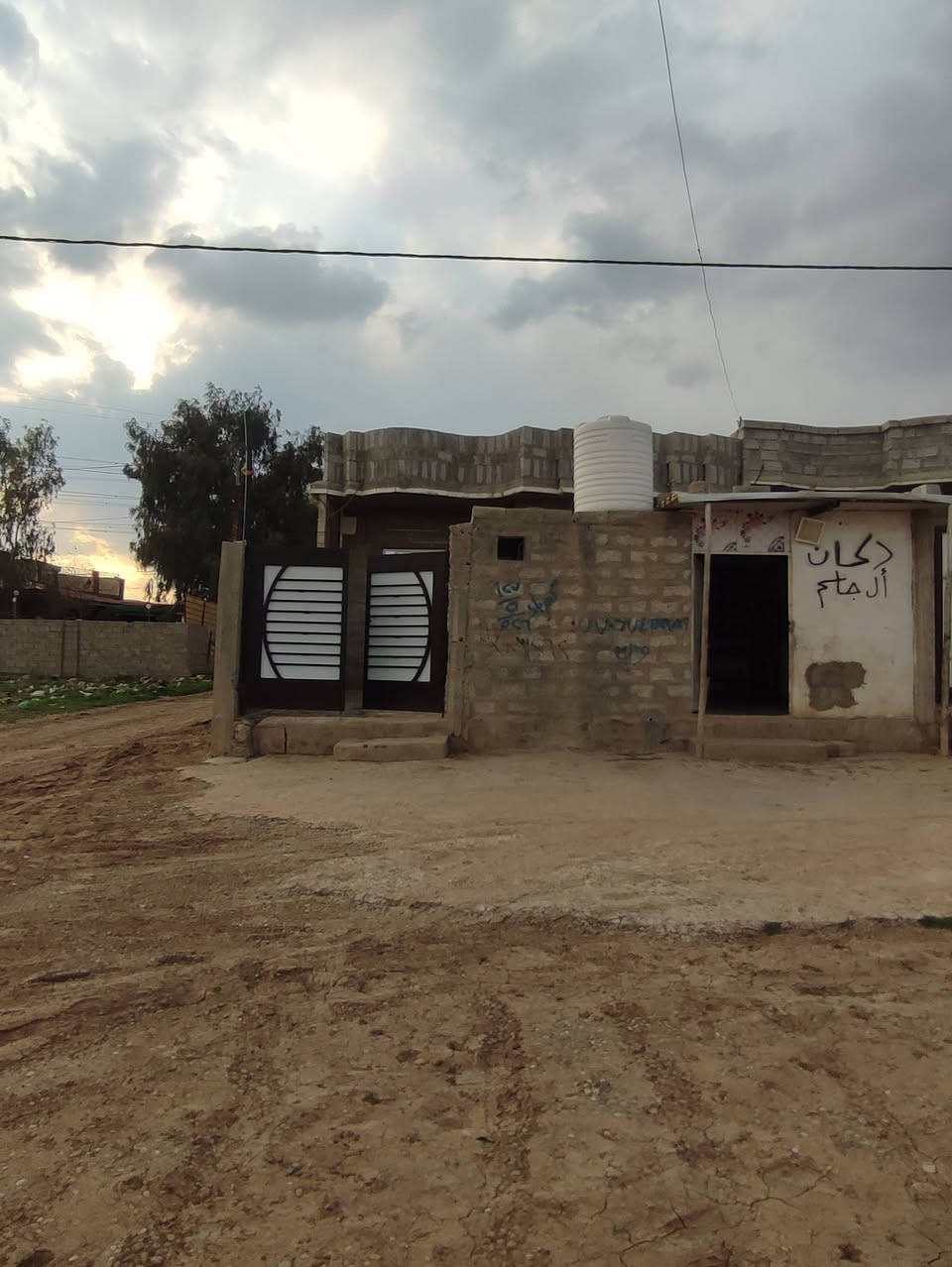 دار للبيع مساحه 180متر ركن + محل غرفيتن نوم + مطبخ + هول +استقبال+ صحيات خارجيه موقع قوسيات حي الملايين الثالثه مدخل جمعية النخيل مأسس كهرباء + مجاري تصريف + صبة ارضية + ابواب كامل + شبابيك+ جامات كامل السعر 48 وبي مجال  اكثر استفسار عل رقم ***********
