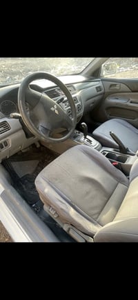 لانسر2011 رقم بغداد باسمي مكينه 2000 سياره بيه ٣ قطع صبغ بدون دواخل ال...