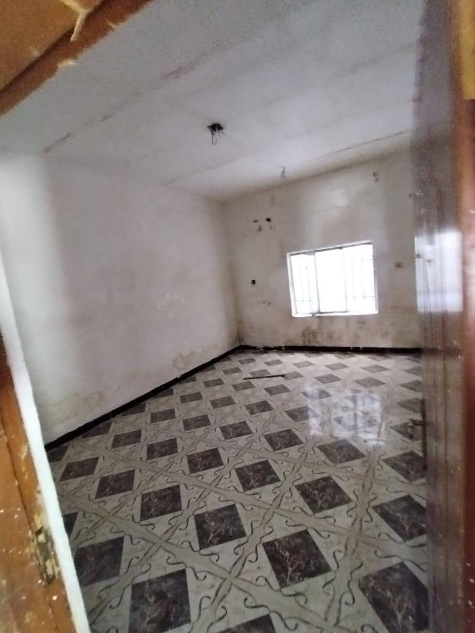 البيت ٢غرف نوم وصاله ومطبخ وستقبال وصيات خارجيه وداخليه خدمات ماي كهرباء مجاري نت ضوئي بلديه اهليه مولد راس الشارع مدرسه قريبه علي بنزلت بيت خليفه يم المختار ***********
