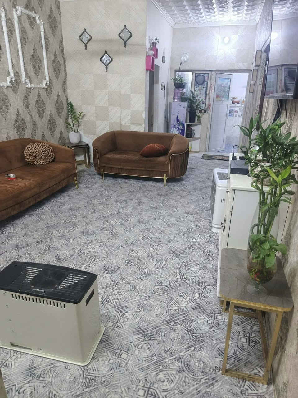 السلام عليكم يوجد بيت للبيع علما البيت سقف سندويج بس مرتب كلش ونظيف وجاهز للسكن يحتوي على اثاث كامل مساحه الارض 350 والبناء 160 زراعي سند 25 كامل خدمات تبليط وكهرباء مولد ذهبي حكومي مو اهلي العنوان هوررجب العدوانيه قرب النائب زيتون الدليمي/ ويوجد قطع وبيوت عدد 3 للبيع للاستفسار الاتصال على الرقم *********** يوجد واتساب
