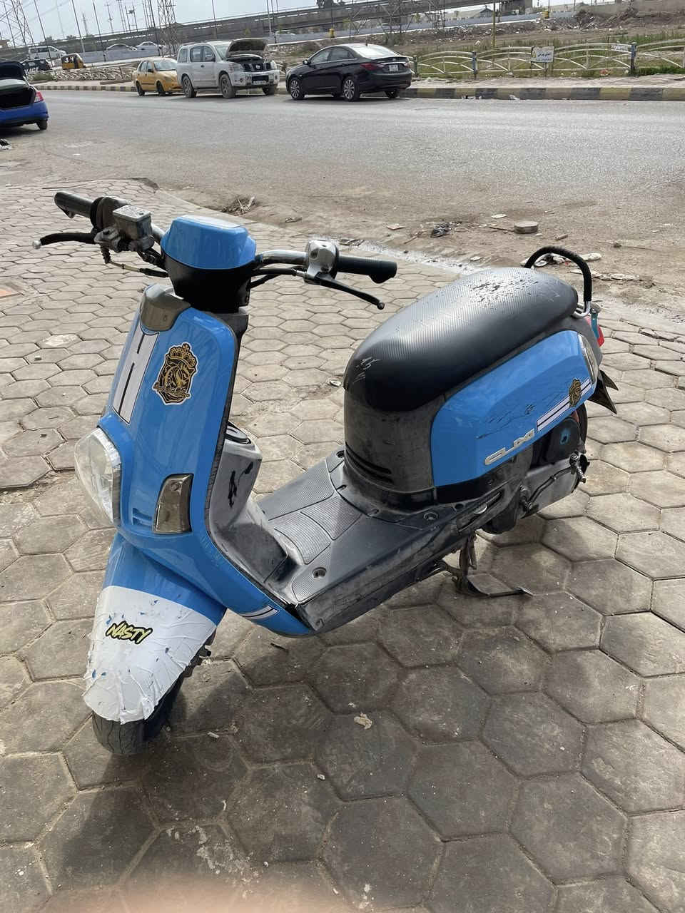 السلام عليكم ماكس بوليس دراجه نضيفه نكره سلف وهندر حط بانزين وطلع بيه وين مايعجبك دراجه مفتوحه مره وحده ملحه دراجه المكان كوت السعر 550وبيها مجال او مراوس حسب القناعه الرقم ‭٠٧٧٦ ٣٦٤ ٦٩٣٧‬
