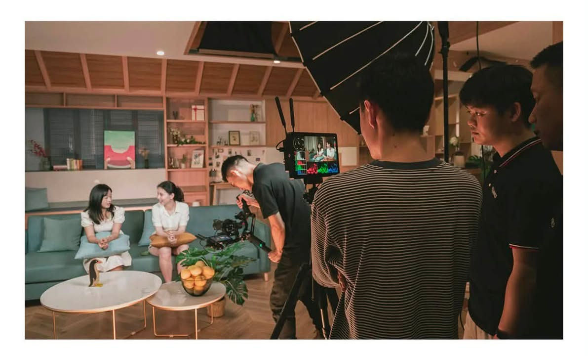للبيع 🎥
شاشة عرض احترافية من وكالة FEELWORLD الغنية عن التعريف، بحجم 10.1 إنش، مفضلة لدى المصورين وصناع المحتوى.
 الحالة: جديدة تماماً (لم تفتح من الكارتون).
أبرز المواصفات:
 شاشة لمس عالية السطوع (2000nits) ملائمة للتصوير الخارجي.
 دعم تقنية 3D LUT مع أدوات تحليل احترافية (Waveform و Vectorscope).
 مدخلات ومخرجات 3G-SDI و 4K HDMI.
 السعر: 350 ألف
***********  للتواصل، واتساب
