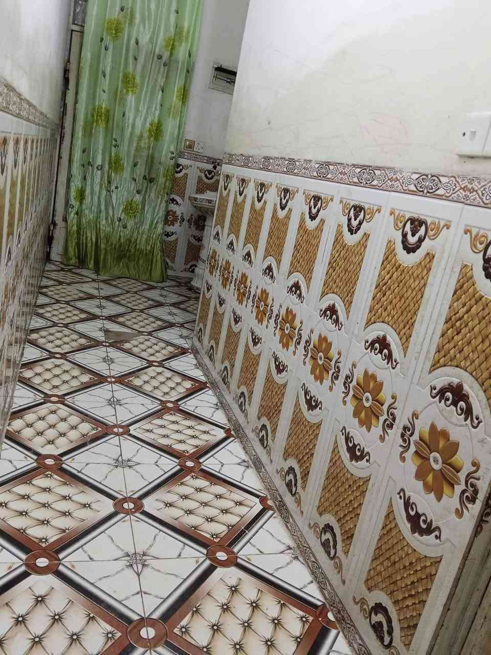 سلام وعليكم بيت للبيع في  كربلاء خلف جامعة كربلاء البيت موقعه ع شارع العام يبعد عن الامام عشر دقايق بسياره خدمات ماء مجاري كهرباء 
+قريب على مدارس ومستوصف  يعني نكول تجاري البيت  مساحة 100 متر يتكون من صالة قياس 5في 4
ومطبخ 3في3 
حمام قياس 2في2 
ويوجد طارمه قياسها 6في5تكدر تبني مضيف خارجي
 وتوجد مساحة واجة 4في5 ماقبل باب الشارع السعر 33وبي مجال بيع مستعجل 

وتفاصيل اكثر اتصل***********
