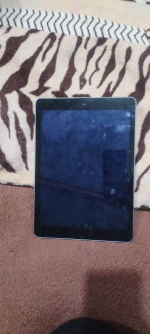 سلام عليكم ايباد ابل جيل الخامس الذاكره 32 لدراسه و العاب الخفيفه يشغل بوبجي 30 فريم اليباد نضيف كلشي مابي بدون كارتونه بس شاحنه  وياه كلشي شغال بي بصمه كامره كلشي سعره 130 و بي مجال رقمي *********** مكاني البصره الجزيره
