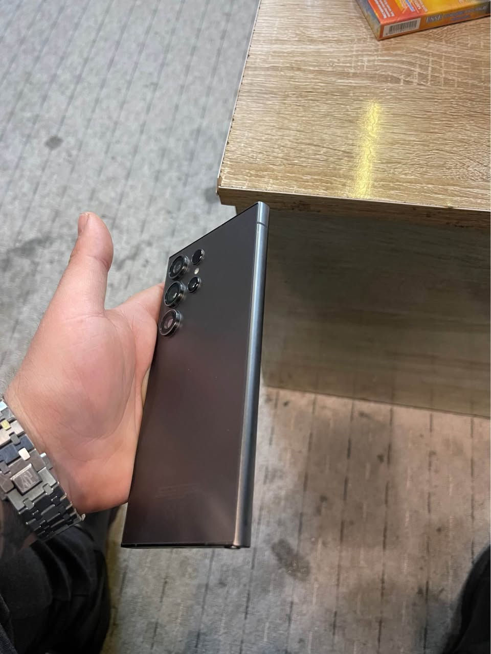 سامسۆنگ S24 ultra ، زۆر خاوێن و بێ کێشە (100/100). ڕام 12 گێگا و میمۆری 256 گێگایە. شةريكةي جيبالة مۆبایلەکە زۆر کەم بەکارهاتووە، 650$ مەجالێکی زۆر کەم
شوێن هەولێر
***********

سامسونج S24 ultra ، نظافة تامة 100/100. الرام 12
جيجا والذاكرة 256 جيجا. الجهاز استخدامه قليل جداً و ممتاز، شركة جبال ، السعر: 650$ مجال بسيط جدا مكاني أربيل 
*********** أربيل, العراق
