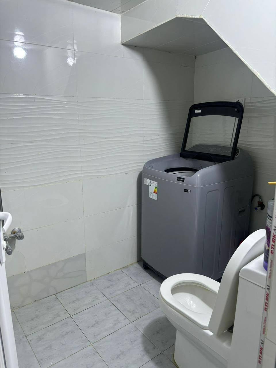 من رخصة الادمن
للبيع بيت مساحا 100 متر 
قرب الجسر الثالث بناء بلوك درجة اولى متكون من غرفة وصالة واستقبال  ومطبخ وحمام داخلي + تواليت خارجي للاستفسار ***********
السعر 51 مليون وبي مجال بسي
