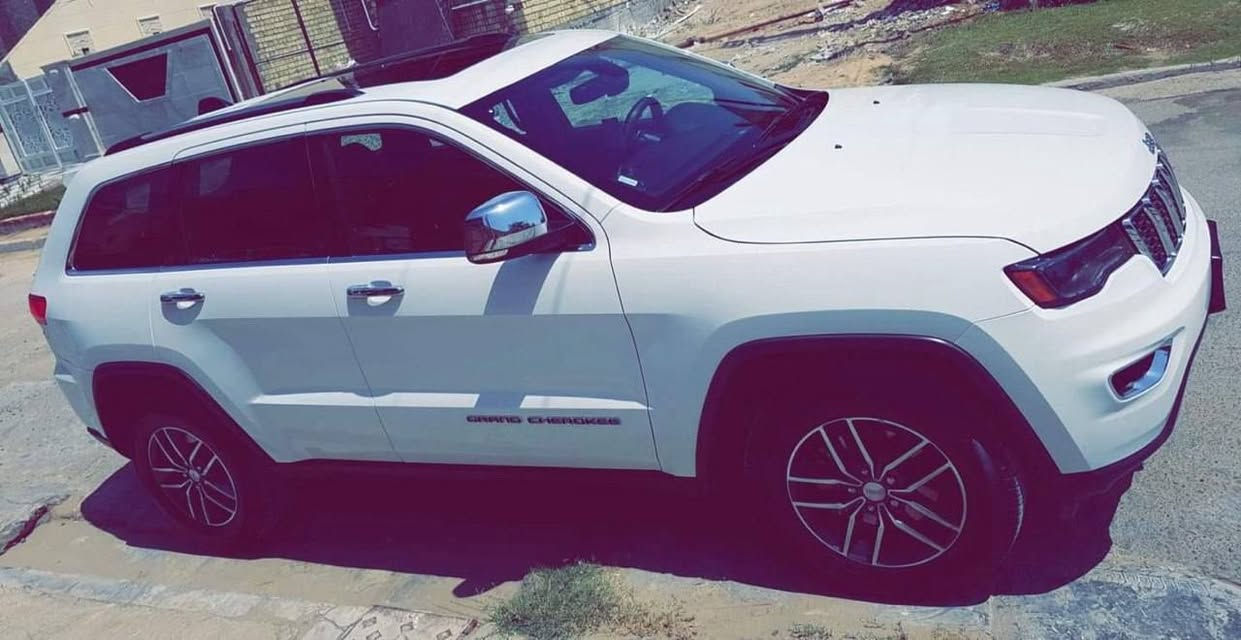 جيب شيروكي فئة لمتد فول مواصفات موديل 2017  بغداد بأسمي تحويل ثاني يوم السنوية والهزه ورقم هشهر اجددن يعني مدوخ ولا تتعب
حادث بسيط جدا بابين صفحة السايق ضررهن بسيط وتبدلن بنفس اللون بلاديات مال سياره نفس الفئة بدون صبغ وبدون ايرباك وبدون دواخل وبجم مابيها والباقي السياره على ايدي ((جديده بمعنى الكلمه وادامه لكلشي مسوي)) عدا اخر فتره صار ينرادلها فريز تبديل طبيعي الفريز كل ٥ سنوات يتبدل وينكص فلوسه من سعرها  
والياخذها يفحص كلشي بيها حتى تطلع من مسؤليتي  

مواصفاتها
بانوراما
كشنات كهربائية 
تدفئة ستيرن
خزن وضعيه كرسي السائق
تبريد وتدفئة كشنات 
شاشه جبيره تدعم اتصال بالاجهزه 
لايتات ليد بلاد وكشافات ليد بلاد 
صندوق كهرباء
رادار خلفي يوقف المركبه اذا اكو شي خلف السياره وتم الرجوع عليه
حساسات خلفيه
كامره خلفيه 
ويل كروم 
حساسي ايطارات
شاشة اعطال دجتال 
يدات ومري كروم
نظام تزحلق
انضمه سبورت وايكو
دبل جام وعازل حراري بلادي 
كشنات جلد 
صاج ديكور
نظام الانطفاء الذاتي في الازدحام
كير ٨ نمر اقتصادي 
محرك ٣٦٠٠ المرغوب
تو ويل المرغوب 
 

$$$السعر( 215 )$$$
ماشية ٦٥ ميل 

مكاني بغداد العامريه 
رقمي ***********  بي واتساب. الله شاهد ذكرت كلشي وفصلتها تفصيل وماتوقع اكو احد هيج يسولف كلشي بس حتى لا اتعبك ولا اتعبني 🌹اسف على الاطالة
