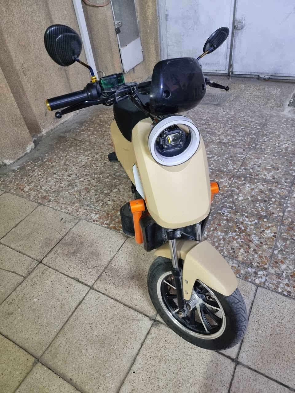 دراجة شحن للبيع ماركة وينلي f3
مسافة 40km 
بيها نظام بلوتوث 
اربع سرعات 
ملف 1500w 
٥ بطاريات 
سعر 650 وبيها مجال
عنوان بغداد حي الاعلام تقاطع درويش 
الاتصال ***********
