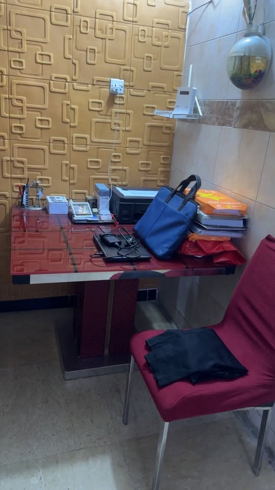 ميز الأصلي الثكيل4كراسي ومابية ضرر ابد بسعر 70 العنوان بغداد حي الاعلام واتساب ***********
