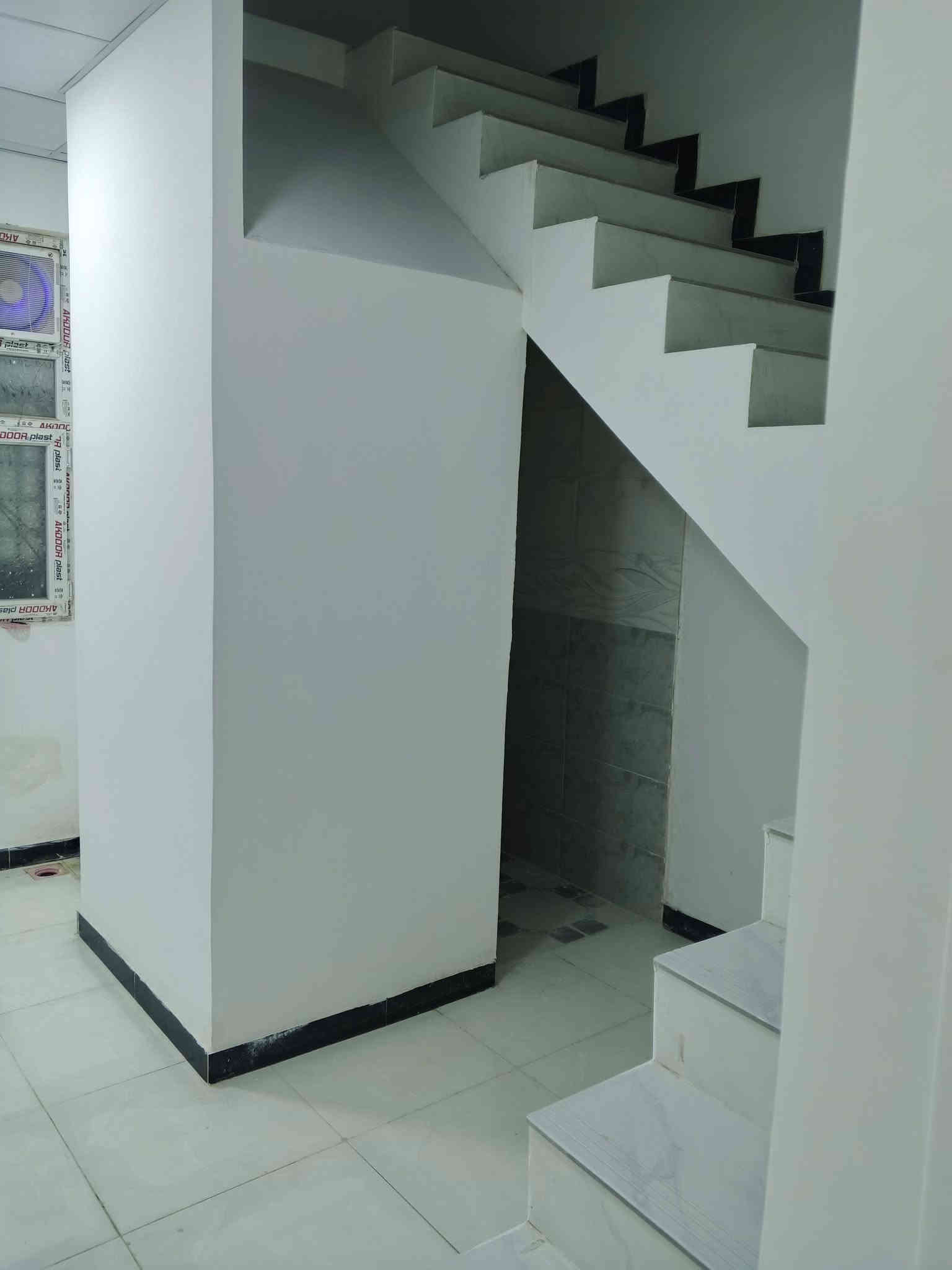 سلام عليكم
بيت البيع المساحه ١٠٠ متر 
الموقع الحديد دربونه العبيد 
البيت جديد وكامل مكمل كل الخدمات بي  زراعي 
السعر ٥٥ وبي مجال لاستفسار 
لاتصال ‏‪***********‬‏
