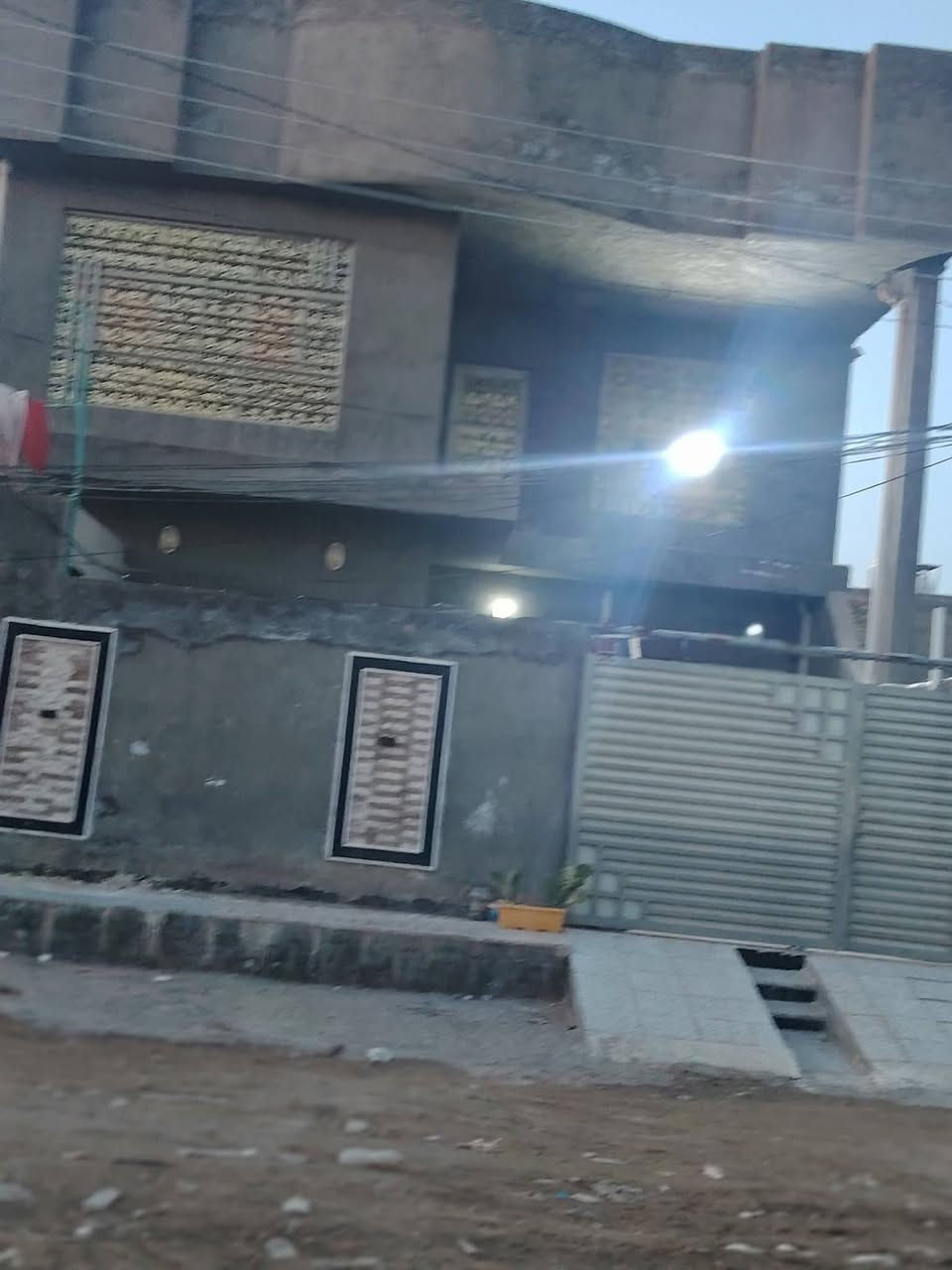 بيت 200 متر بناء 2023 يتكون من طابقين غرفتين جوه وصاله واستقبال وصيحات ومطبخ وطابق ثاني غرفتين وحمام وصاله   يتكون من سطحين
بناء درجه اولى جناي طابوك نهروان
مطلوب ل بلديه  دافعين قسط اول منه وباقي 24 مليون  السعر 160
حي نداء منطقه 60
رقم قطه 60141(او مرواس بيت ب مكرمه او العسكري 200 متر) 
استفسار
خاص او تصال
***********
