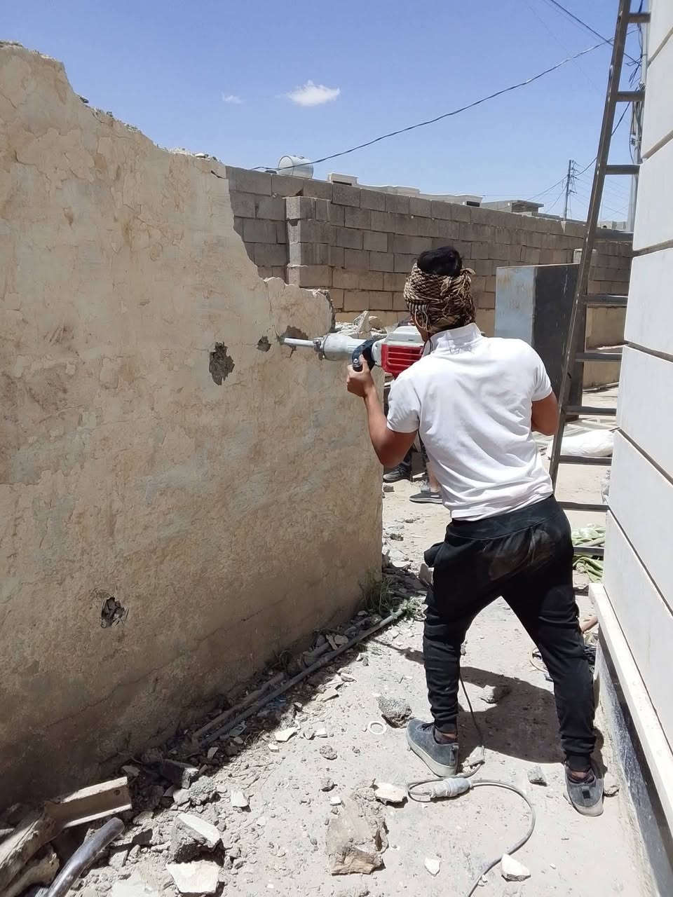سلام عليكم  / يوجد كادر عمل جاهز/ تصعيد مواد/ تنضيف بيوت/ تفليش/ تكشيط/ تنضيف حدائق/ دفن نهري  / شقلنه ليل ونهار   /ومعداتنه جاهز/ ماعليك بس تصال على رقم  /     *********** /
