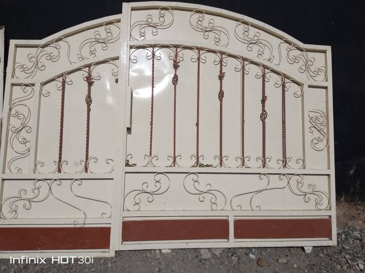 باب حوش نضيف للبيع ***********
