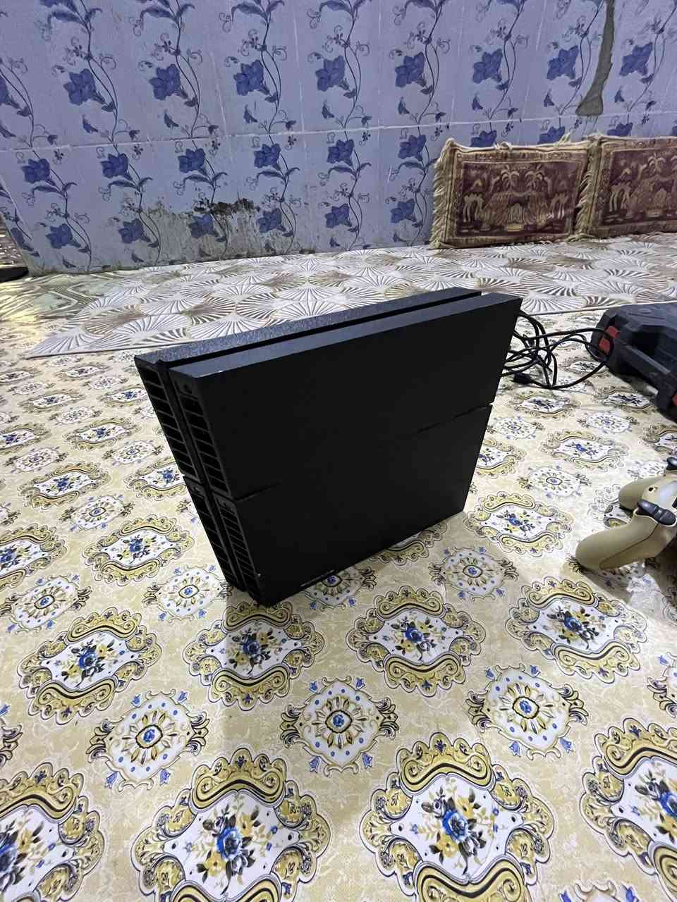 بلي 4 كامل ملحقاته. مع أقراص جديد كلش المكان #الجبايش السعر ٢٥٠ ***********
