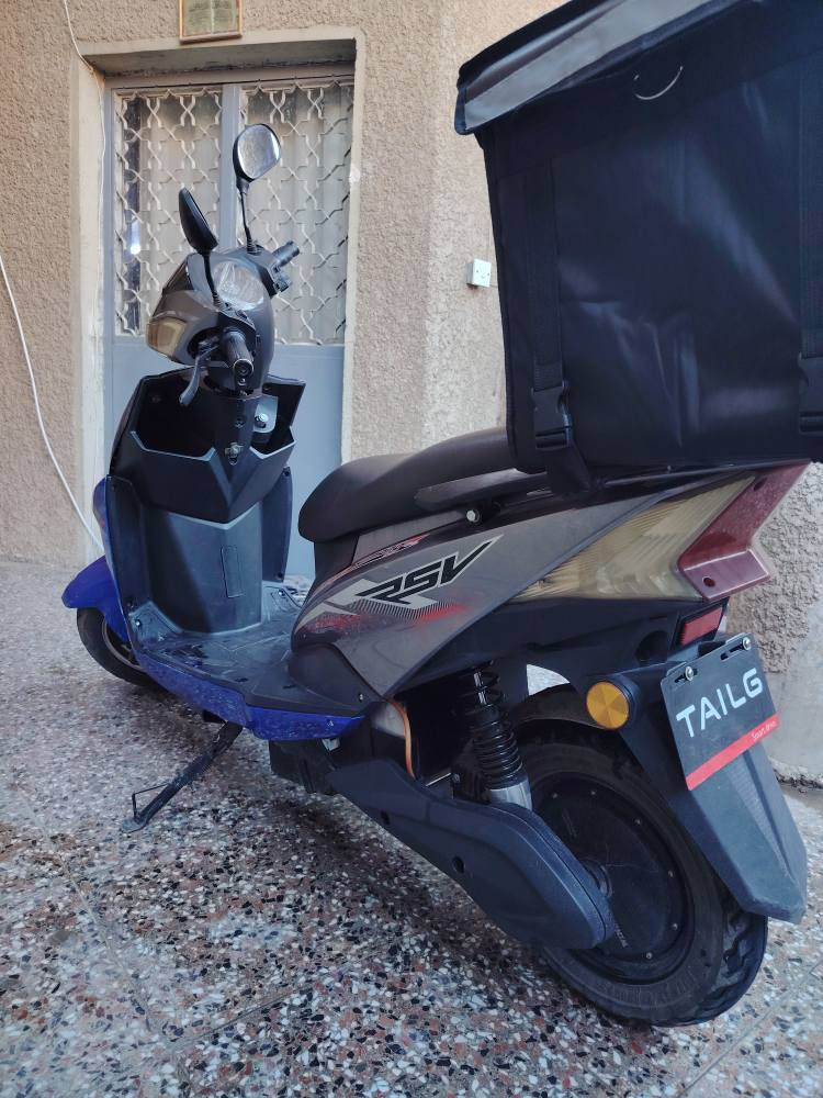 للبيع دراجة سكنس شحن كهربائية حالة ممتازة
المواصفات الفنية:
⚡ قوة ملف: 2000 واط (أداء قوي للسير وحمل الشحنات)
🏁 3 سرعات — منها سرعات عالية جداً للتحرك بسرعة عند الحاجة
↩️ بك ترجع ليورة (R) — سهولة الرجوع للمواقف والتحميل
🔋 6 بطاريات × 72V 20Ah — بطاريات فول تمنحك نهاية 50 كم بشحنة وحدة
🛑 بريكات هايدروليك — قوة وقف مضمونة وتحكّم ناعم
🔒 قفل ستيرن للحماية من السرقة
🚨 نظام إنذار لزيادة الأمان
🔑 سويج + بصمة (تشغيل / فتح / قفل) — فتح سريع وآمن بدون مفاتيح
🦵 ستاند صفح ثابت يدعم التحميل بسهولة

🔧 جاهزة تشتغل دون وجع راس
السعر: 450 دينار وبي مجال بسيط جذاً
الموقع: بغداد — البلديات — شارع المصرف
📩 للتواصل الجاد فقط — الدراجة تستاهل السعر وليها أداء وقيمة حقيقية. بغداد, العراق


**إذا كنت صاحب هذا الإعلان وتريد حذفه لأي سبب، رجاءا أرسل رسالة إلى الدعم الفني**