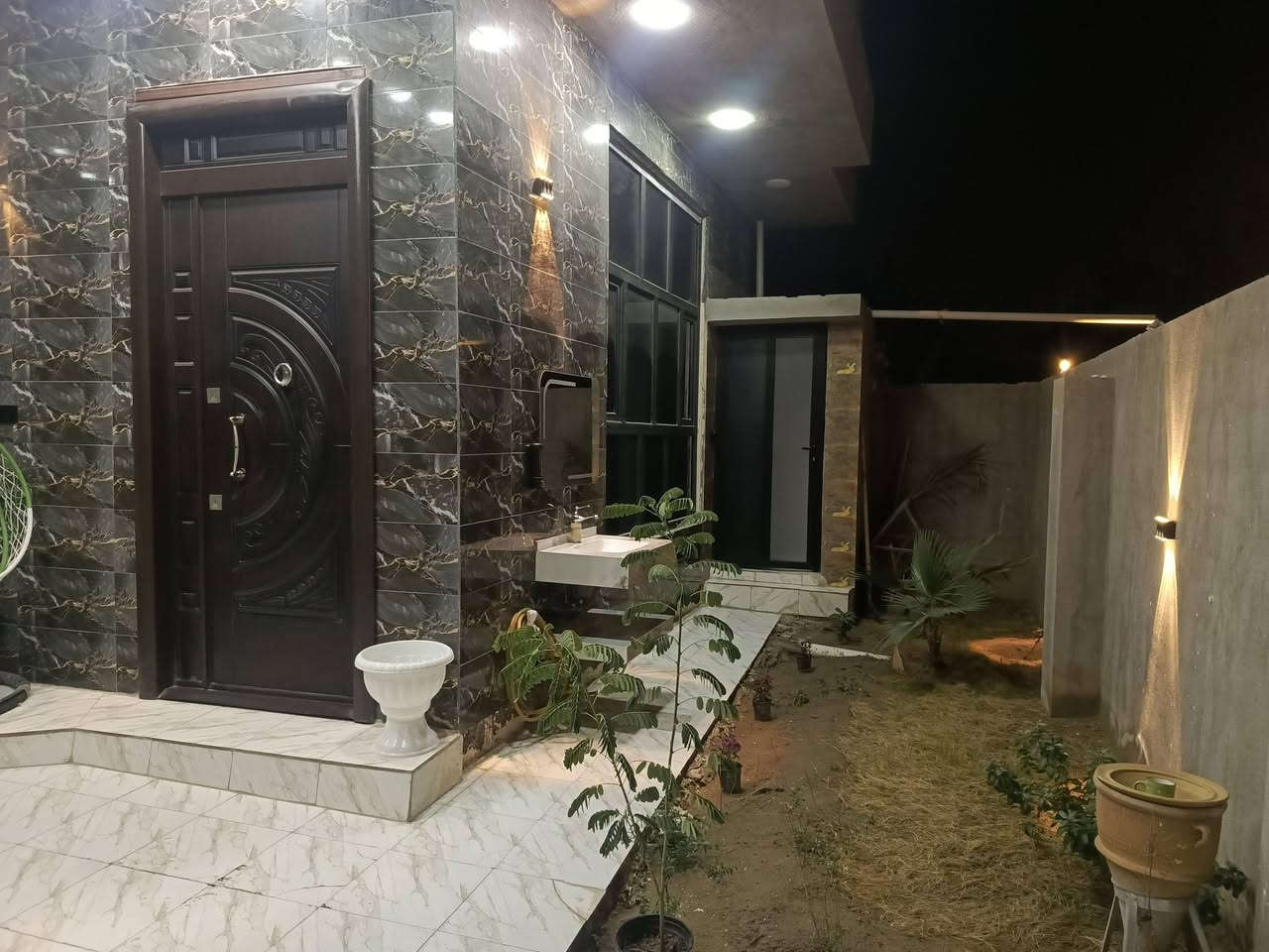 سلام عليكم
منزل للبيع 
مساحه 200 متر مربع
4 غرف نوم كله غرفه مساحته 6×4 ونص 
2 هول 6× 5
3 صحيات خارجيه مع داخليه  فوك وجه 
مضيف 6 ×6 ونص 
1 مطبخ 
واجه 11 ونص 
مكان الدار حله ورديه شارع 30 للستفسار 
***********
***********
