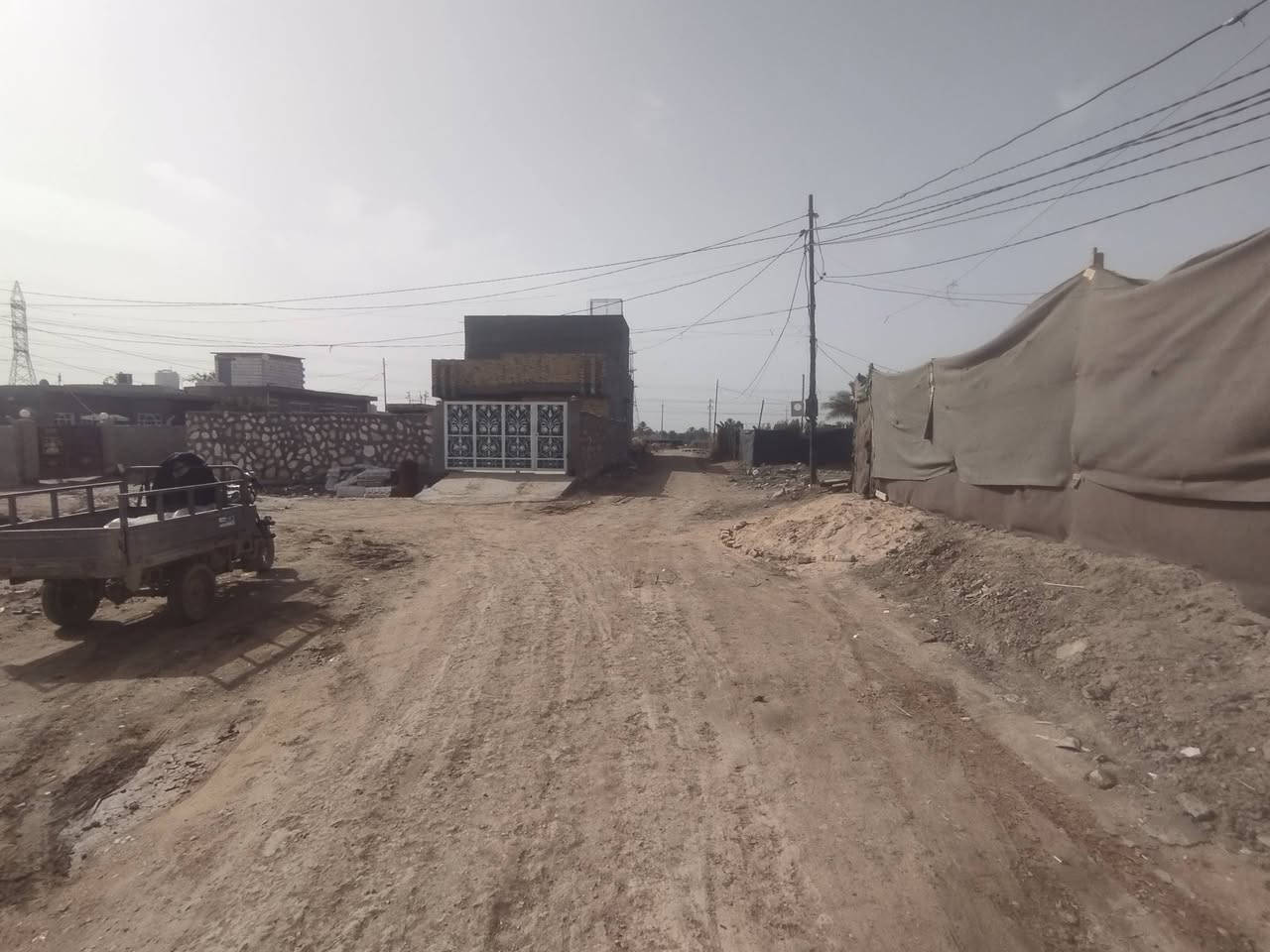 سلام عـْليگم بيت. مساحه 300متر. زراعي. سند. 25.    حله شارع الخدمي.  خلف.  محطة الغاز.      يتكون م̷ـــِْن غرف نووم 2 مجمع صحيات 2.  ستقبل +مضيف+مطبخ. حار. +بارد.  توصل فقط ‏‪0783 190 1549‬‏ سيمكار +متوجد وتساب. السعر. خاص. مو شراي. لٱ يكسر بحلال العالم
