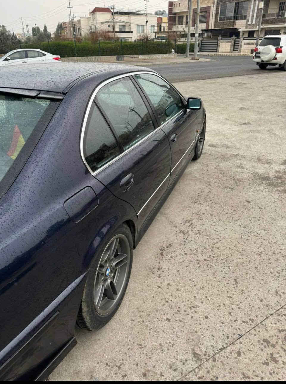 Bmw سه قه ر ٥٢٨ ده بل ديجيتاڵ
مۆدێل ٢٠٠٠ فول فول بەس سلایت نیە
سبوغ عامه لو جوانى ١ چاملغى پيشى ليدرانى هه يه 
مواسەفات Mپاکێج +کوشن جڵد+کوشن ١٧ حرەکە+سیاحی+هیتەر+سوکان فۆلیۆم+سوکان کارەبای+ئاوێنە کارەبای+تەبرید ساردو گەرم+زۆر مواسەفاتی تر + تەنها دەبۆیەکی ئیستاپی نەقسە
*********** سعرى ٤٥ توزيك مجال مه نه فيست ئه سلى ئيبراهيم خه ليله أربيل, العراق
