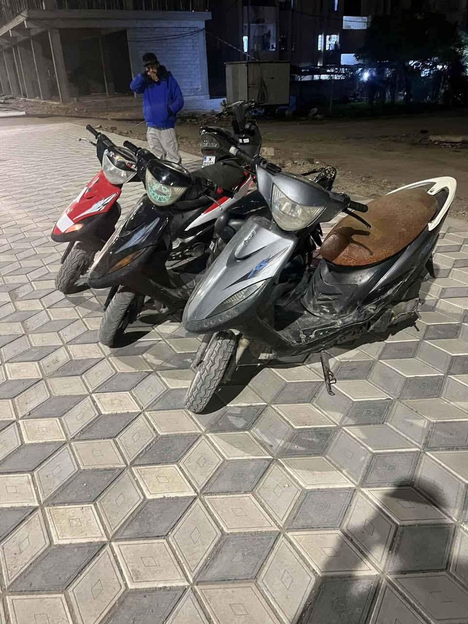 السلام عليكم شباب ماكسات للبيع الدراجات كلها شغاله وسيل فيندر كهربائيات ولا تشتغل ماه ما بيهن اي نقص الحمراء سلفوهن دور كهربائيات كان شغاله والسوداء كهربائيات كلها شغاله وسلفوهندر والرصاصيه سلفه كهربائيات كلها شغاله صالونصات كلها اف ام تايرات جدد وياله جدد دبلات جدا دشابيل كلها تشتغل مكان ديالى بعقوبه التحرير عندك الرصاصيه سعرها 400 وبيها مجال السوده ب 400 وبيها مجال عندك الحمراء ب 500 وبيها مجال وهذا رقم الهاتف***********
