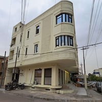 مساحه 211م ٤ محلات و٤ شقق  وارد شهري 3مليون وربع  استفسار 07507585400