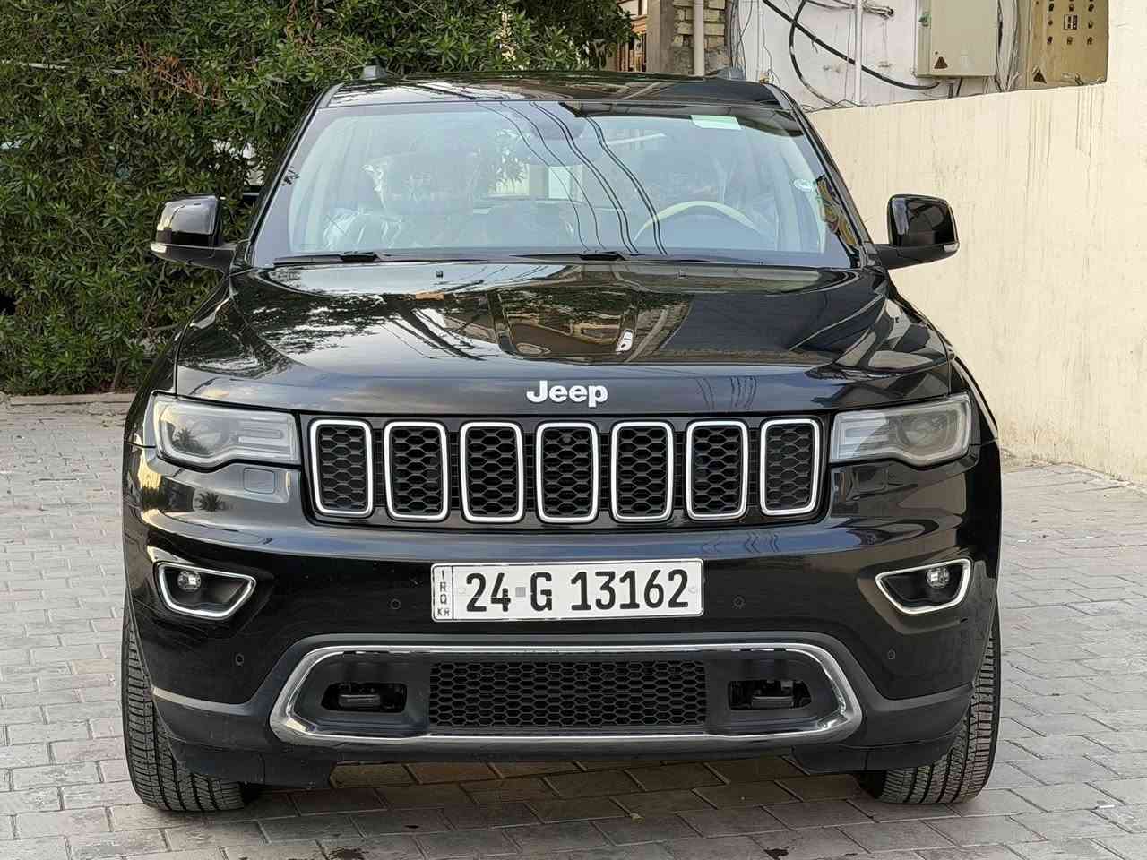 السلام عليكم  جيب كراند شيروكي
الموديل:2018 (خليجي)وكالة 
المحرك : V6. السيارة مكفولة كفالة عامة فقط باب خلفي بي شخط ومصبوغ بدون حادث فقط رش صبغ 
المواصفات :

• دفع رباعي 4x4 . 
• ويل قياس 20 انج 
• انارة متحركة 
• سقف بانوراما .
• شاشه كبيرة .
• نظام الخرائط (GPS) 
• ستيرن كهربائي .
• المصابيح الأمامية زنون
• كشافات الضباب زنون .    
• تشغيل عن بعد .
• صندوق كهربائي ..
• حفظ وضعيات الجلوس (ميموري) .
• المقاعد الأمامية كهربائية .
• المقاعد الأمامية تبريد وتدفئة 
• المقاعد الخلفية تدفئة .. 
• حساسات أمامية . 
• حساسات خلفية . 
• كاميرا خلفية دوارة
• تدفئة ستيرن . 
• مانع تصادم خلفي .
• ابل كاربلي وايرلس . 
• محدد سرعة . سقف بنوراما فتحتين
• نظام التشغيل والاطفاء الاوتوماتيكي ( Auto Start System. 
• ⁠مري قلاب
• ⁠مري شفط
• وضعيات قيادة
• ⁠شفتات ستيرن
• ⁠داخل بيجي 
مكاني بغداد حي اور بيع مستعجل 
***********
