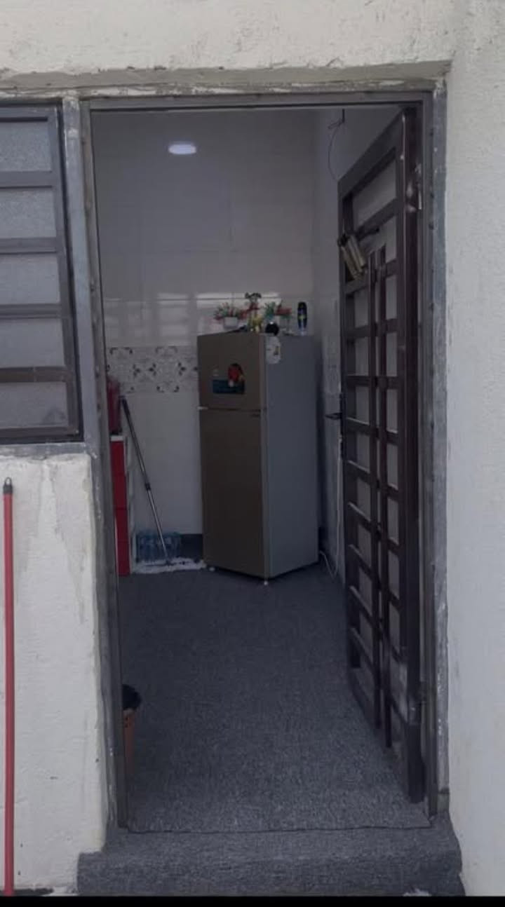بيت للإيجار الجزيرة الريان قرب محطه بنزين الجديده 100 متر
غرفتين وصالة ومطبخ وديوانية وصحيات
خارجية وداخلية 
 البيت فارغ 
الايجار 350 او قـابل للتفاوض
للاستفسار ***********
