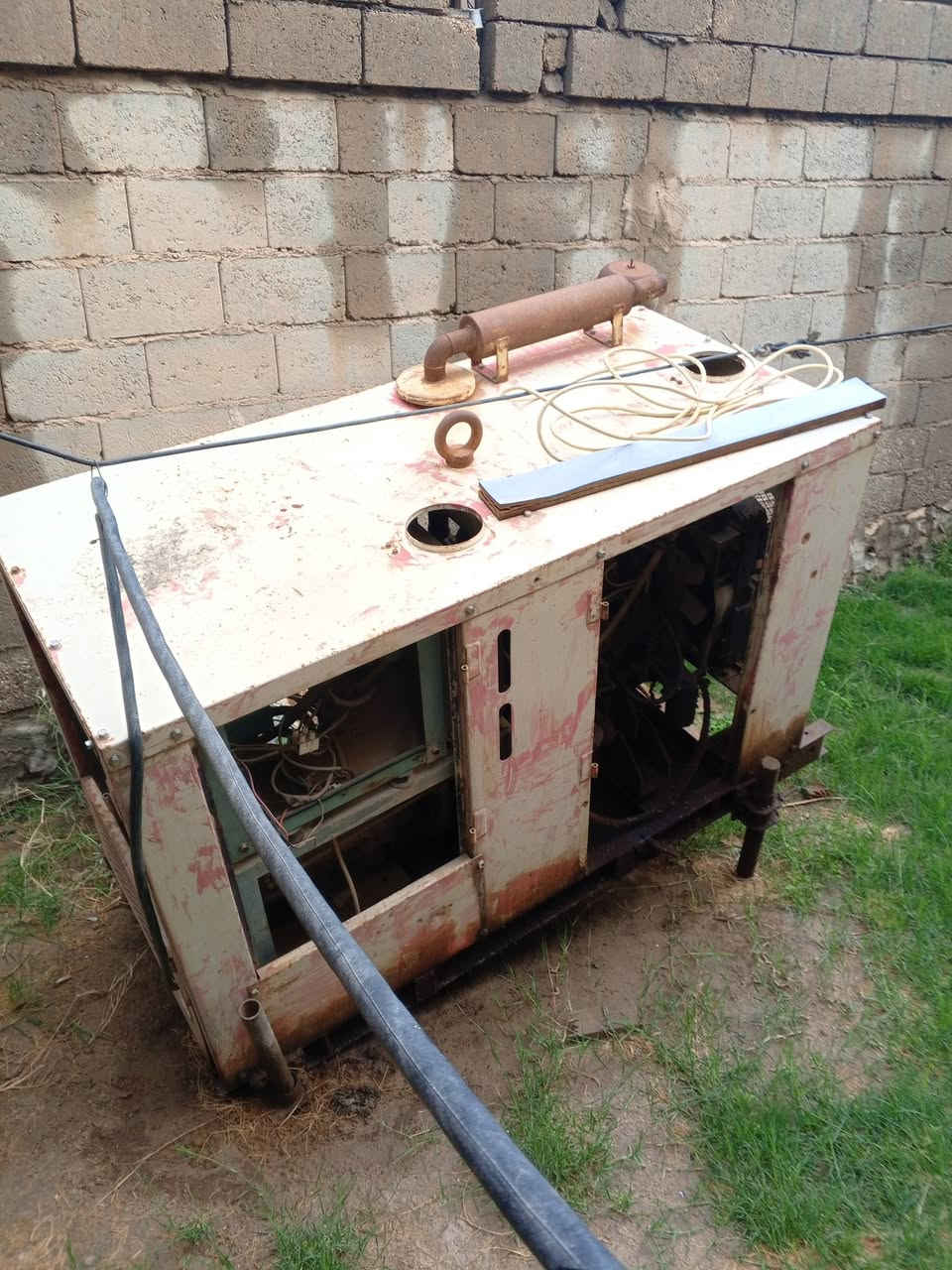 مولد للبيع محرك نيسان شغال اربعه بستم 15 كيفي. 10 ورقات ***********
