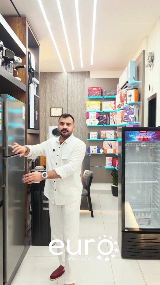 ثلاجة سامسونج RT47CG6002S9 🔹 السعة الكلية: 463 لتر  🔹 سعة الثلاجة: 356 لتر 🔹 سعة الفريزر: 107 لتر 🔹 تقنية SpaceMax™ لزيادة المساحة الداخلية 🔹 ضاغط Digital Inverter موفر للطاقة وهادئ التشغيل 🔹 تبريد All-Around Cooling لتوزيع البرودة بشكل متساوٍ 🔹 درج Optimal Fresh+ للحفاظ على اللحوم والخضروات طازجة لفترة أطول 🔹 نظام No Frost يمنع تكون الثلج 🔹 خاصية Power Cool للتبريد السريع 🔹 إضاءة LED داخلية موفرة للطاقة 🔹 تصميم عصري بلون فضي أنيق 🔹 الأبعاد: 70 × 71.7 × 182.5 سم 🔹 غاز تبريد R600a صديق للبيئة 🔹 كفالة ضاغط الإنفرتر طويلة الأمد  السعر 910.000 iqd  الضمان 10 سنوات من شركة بياد  متوفرة الان تكدرون تطلبوها اونلاين او زورونا عنواننا بغداد_الأعظمية_شارع عمر بن عبد العزيز   متواجدين طيلة أيام الأسبوع من ساعة 12 ظهراً الى 12 ليلاً ما عدا يوم الجمعة من ساعة 4 عصراً الى 12ليلاً للاستفسار يرجى مراسلة البيج او الاتصال على الارقام    *********** / مركز المبيعات  *********** / خدمة الزبائن  #عبدالله_يورو 
