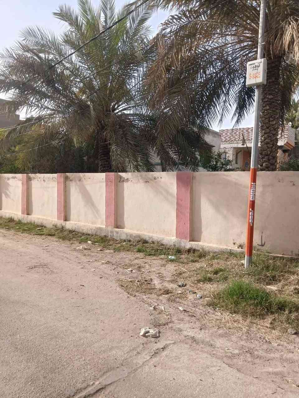 ................ بيت للبيع.............طابو صرف...... ركن على شارعين عرض الشارع ١٢ متر 
العنوان// حي الأمير فرع الأتصالات بناء قديم صالح للسكن ويمكن ان يستغل مدرسة أو روضة اهلية أو مكاتب تجارية 
المساحة // ٦٥٨ متر...... للاستفسار الاتصال بالأرقام الموجودة ***********/*********** يوجد واتساب
