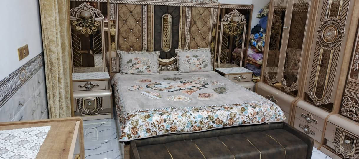 غرفة نوع مستعمله قليل جديده حيل بلايلونها 11قطعه نوع تركي اصلي نوع الخشب HDF  بيها اناره داخليه غرفه نضافه وفخامه جدا عاليا ترهم للعرسان لجدد السعر3مليون وبيها مجال
رقم الهاتف (***********_***********
