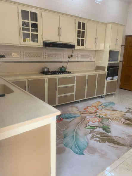 بيت مساحة 550 متر مربع طابو زراعي
بيت جديد سنة البناء 2023
 يحتوي على ثلاث غرف نوم ومطبخ واستقبال وهول معزول ومدخل كلدور حمام كبير مشترك شرقي وغربي درج دوار بيتونه/بلكونة كونكريت البيت جاهز للسكن + ماء وكهرباء 
(البيت يباع مع الاثاث او بدون اثاث) 
مساحة الاستقبال 7×4  مساحه الهول 6×4 مساحة الصاله الموزع 7×4ونص مساحة  6×4 الغرفة الثالثة صغيرة تصلح مخزن وتصلح غرفة منام مساحه 4ونص×3 
 قريب على الشارع العالم المنطقة البصره قرب البترو كمياويات

تواصل واستفسار على الارقام التالية
***********
***********
