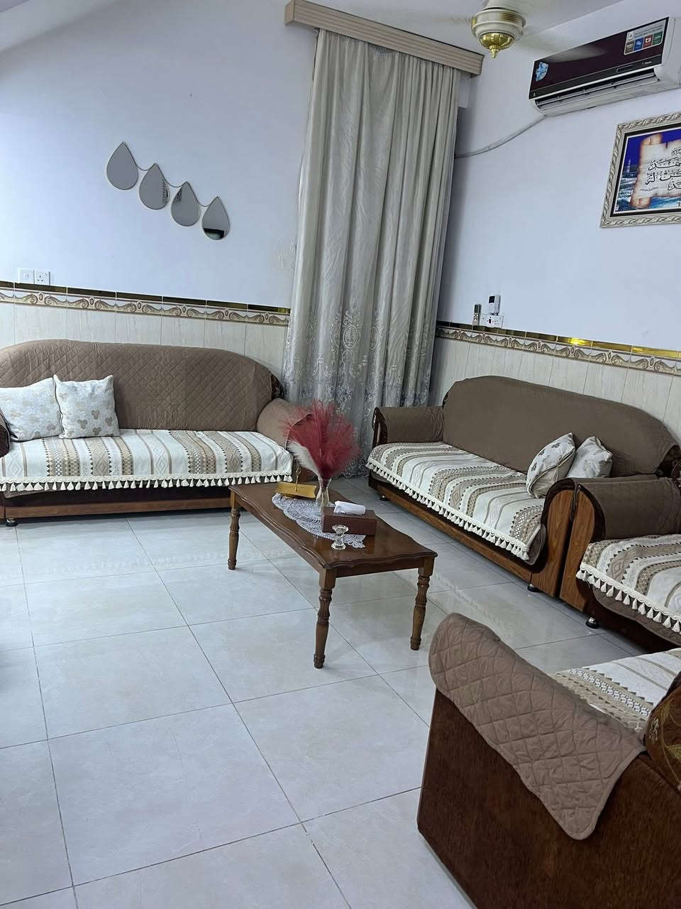 🏡 بيت طابو صرف للبيع
📍 الموقع: البلديات – حي التجار مقابل القناة
📐 المساحة: 100 م²
📏 الواجهة: 5 م
📏 النزال: 20 م
💰 السعر : 300 مليون وبي مجال بسيط جداً لشراي 

🔹 تفاصيل البيت :
البيت مكون من طابقين مع سطح، ومشيد سنة 2017، وبحالة ممتازة ومتكامل من جميع النواحي ولا يحتاج أي صيانة.

✅ الطابق الأرضي:
 • استقبال
 • صالة
 • مطبخ بارد كبير
 • مطبخ حار
 • مجاميع صحية

✅ الطابق الأول:
 • غرفتين نوم
 • صالة كبيرة
 • مجاميع صحية

✅ الطابق الثاني:
 • غرفة نوم واحده
 • صالة
 • مجاميع صحية
 • سطح واسع

⭐ البيت جاهز للسكن مباشرة وخالٍ من أي نواقص.

📞 للاستفسار والمعلومات 

‭0771 636 6483‬
                                                     ***********
