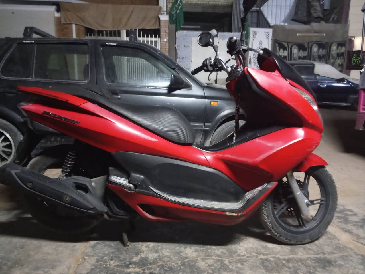 السلام عليكم دراجة pcx  جيل ألاول مكينة 150cc دراجه مكينه ممفتوحة ابد ارواق كاملة شغالة نكرة سلف 
 بيهه تبخير بسيط من تحمه يكطع حساسات شغالة كهربائيات كلهن شغاله وكله بلادي سعرها 825 المكان بغداد جميلة ***********
