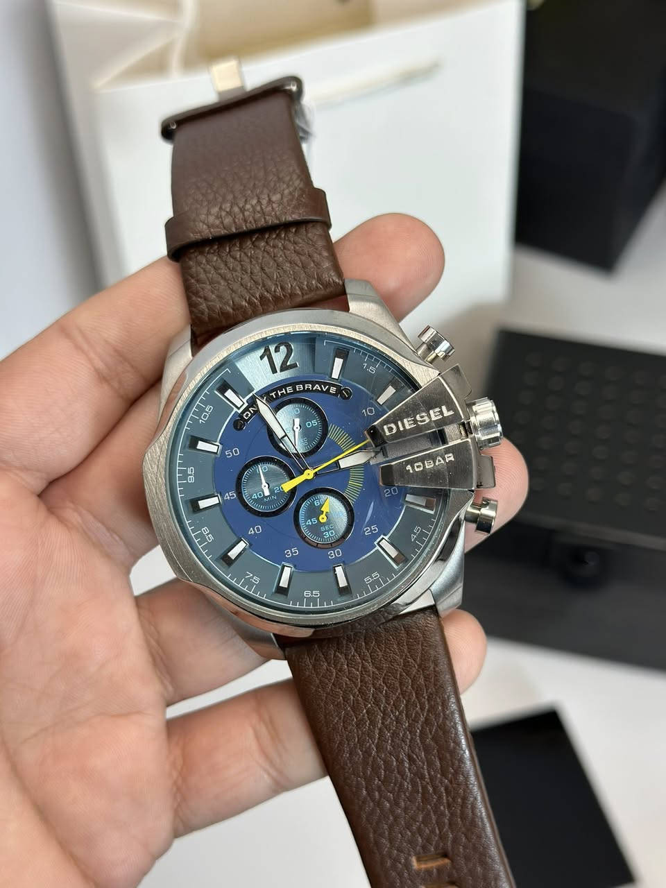ساعه ديزل قطعه اصلي وكاله
جديد غير مستخدم مع كامل الملحقات
جلد طبيعي 
جميع السناتر شغاله نضام كرونو غراف 
مقاومه للماء 100م
رتيل الساعه 350$  تقريباً 550 الف
نبدي مزاد من ((50 الف))
شتوصل تنباع


**إذا كنت صاحب هذا الإعلان وتريد حذفه لأي سبب، رجاءا أرسل رسالة إلى الدعم الفني**