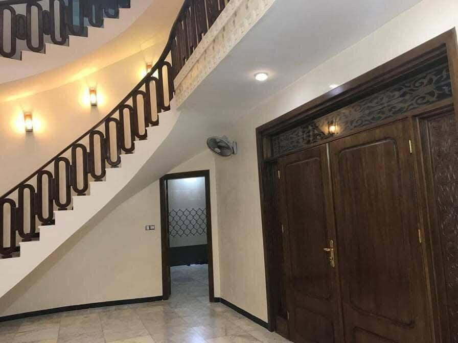 بيت للبيع 
التقية الاولى المساحة 250 
الواجهة 12
طابقين 
الارضي غرفتين نوم واستقبال وصالة ومطبخ وصحيات 
الطابق الثاني 
4 غرف نوم وصحيات 
كراج مع حديقة مع صحيات خارجية 
البيت جدا نظيف 
للإستفسار ***********
وحياكم الله 
.
