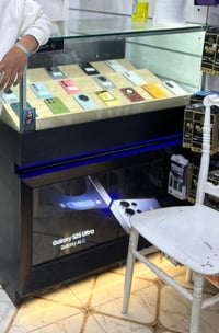 ميز عرض  موبايلات+ 3 جرار وخانه  للبيع  07749276693