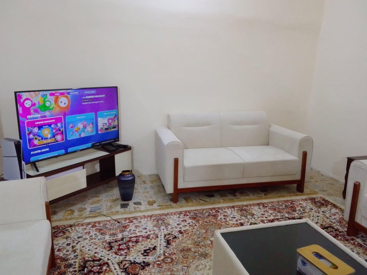 السلام عليكم اخواني تخم جديد غير مستعمل ابد نضافه ١٠٠٪ مع طبله وسطيه سوايه نجار سعر 1,250 بيه مجال بسيط جدا  ***********
