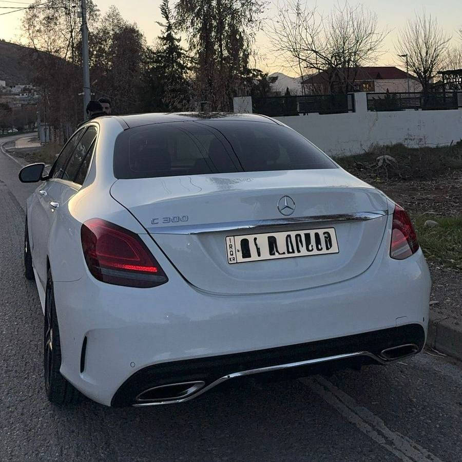 مرسيدس C 300 amg 2019
 مكفولة كفالة عامة 
عدى كم شخط صغير أثر خباثة متكحلات 
السيارة amg أصل فول الفول 

- فول حساسات + فول رادارات 
- ⁠5 كامرات كهربائية + نقط عمياء 
- ⁠فول إنارة داخلية خارجية LED 
- ⁠جنطة كهرباء + دخول ذكي 4 ابواب 
- ⁠جلد كشنات فول كهرباء + حزام أمان كهرباء + تدفئة كشنات وستيرن 
- ⁠أنظمة قيادة متعددة 7 أنظمة 
- ⁠داخل 64 لون والخ... بعد هواي مواصفات 

 السيارة بأسمي رقم دهوك 

ماشية 105 ميل السيارة بنظافة الزيرو ومعتنين بيها.

رقم صاحب سيارة ***********
