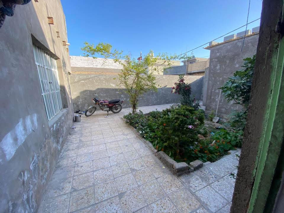 السلام عليكم ورحمة الله وبركاته بيت للبيع 200 متر شارع المعمل قرب اسواق زيتونه غرفتين وصاله ومطبخ واستقبال ومخزن حديقه البناء حجر السطح اوزكوم الارضيه بورسلين  السعر 33 الاستفسار ***********

