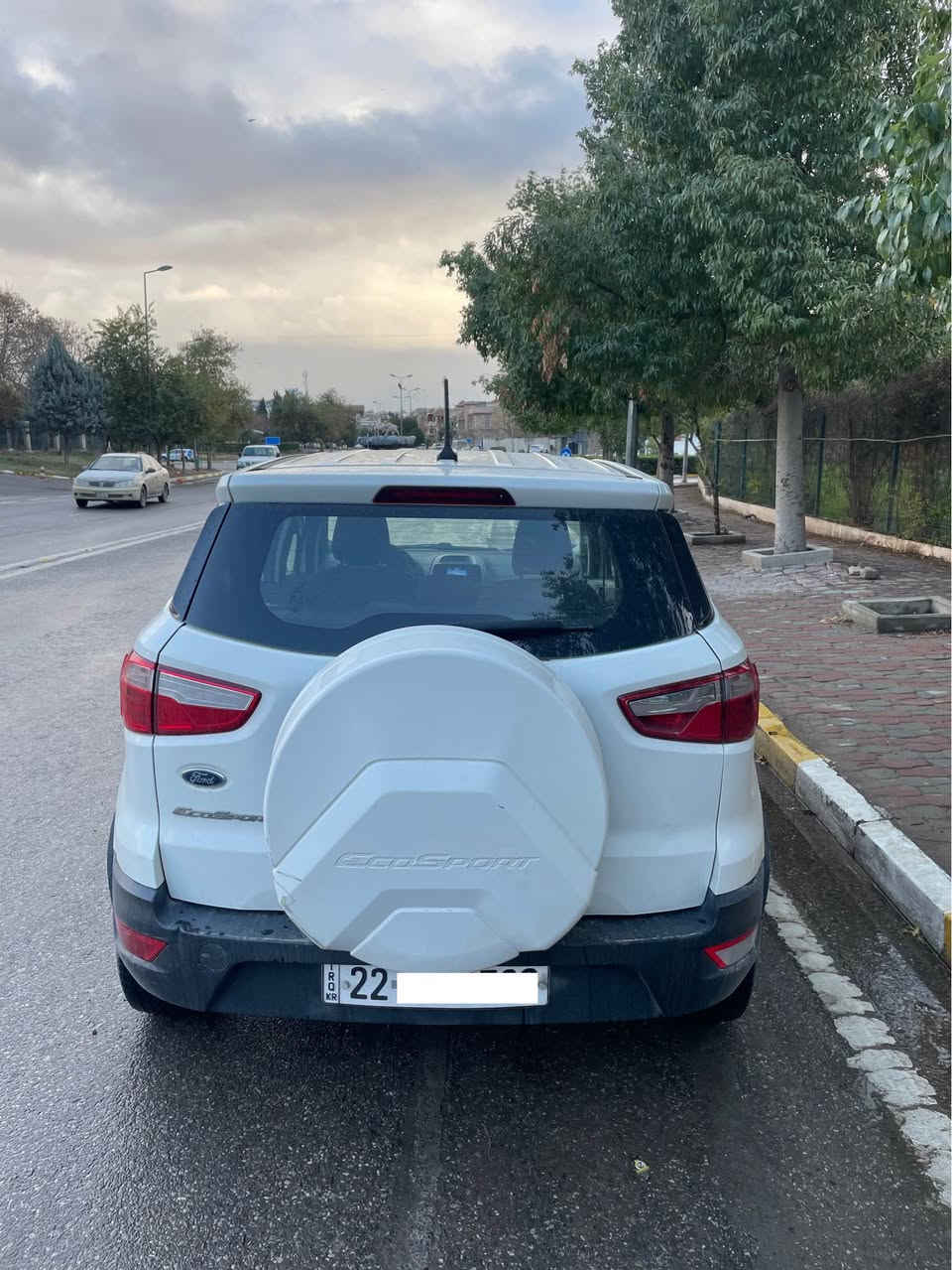 فۆرد ئیکۆ سپۆرت ۲٠۱۸
خەلیجی شەریکە نیڤە سفری هەولێر
سپی بەفری ۱۳٠ هەزار کیلۆمەتر رۆییە
۳ پستۆن بەبێ تۆربۆ بەنزین کەم سەرف دەکە
یەک بست بۆیاخی هەیە سەر تای پشتەوە لای سەکن
بەبێ ژوری ۲ ساردەکوتی بچووکی هەیە 
رەقەم و سنەوی فەهس هەزی هەموو تازیە
گێر و مەکینە و کاربیات و توندوتۆلی گشتی بەشەرت
***********
نرخی ۹٠ وەرقیە کەمێک مامەلە أربيل, العراق
