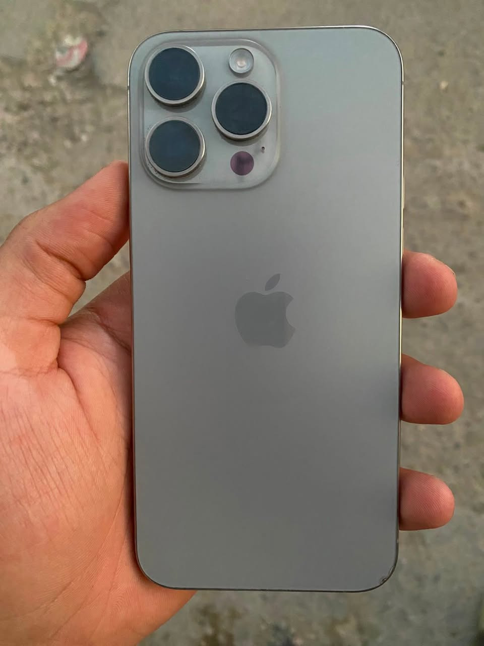 آيفون 15 برو ماكس للبيع
بطاريه 87 عدد دورات  786
ذاكره 256
بي نقطه بالشاشه مثل ماموضح بصوره علمًا ما ماثره على اللمس 
الجهاز نظيف كُلش نموذج M
مُلحقاته كامله 
المكان : بغداد البياع 
الرقم : ***********
السعر : 850 مجاله كلش بسيط🤍
