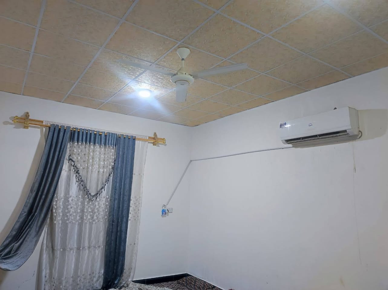 اعلاان رقم(386) بيت للبيع زراعي الزبير دواجن طريق لخور قرب لمطحنه المساحه الكليه500م مساحه البناء220م يتكون من ثلاث غرف نوم صاله استقبال مطبخ ديوان صحيات خارجيات كراج حديقه كونكريت بناء حديث 
السعر60 ستفسار***********
