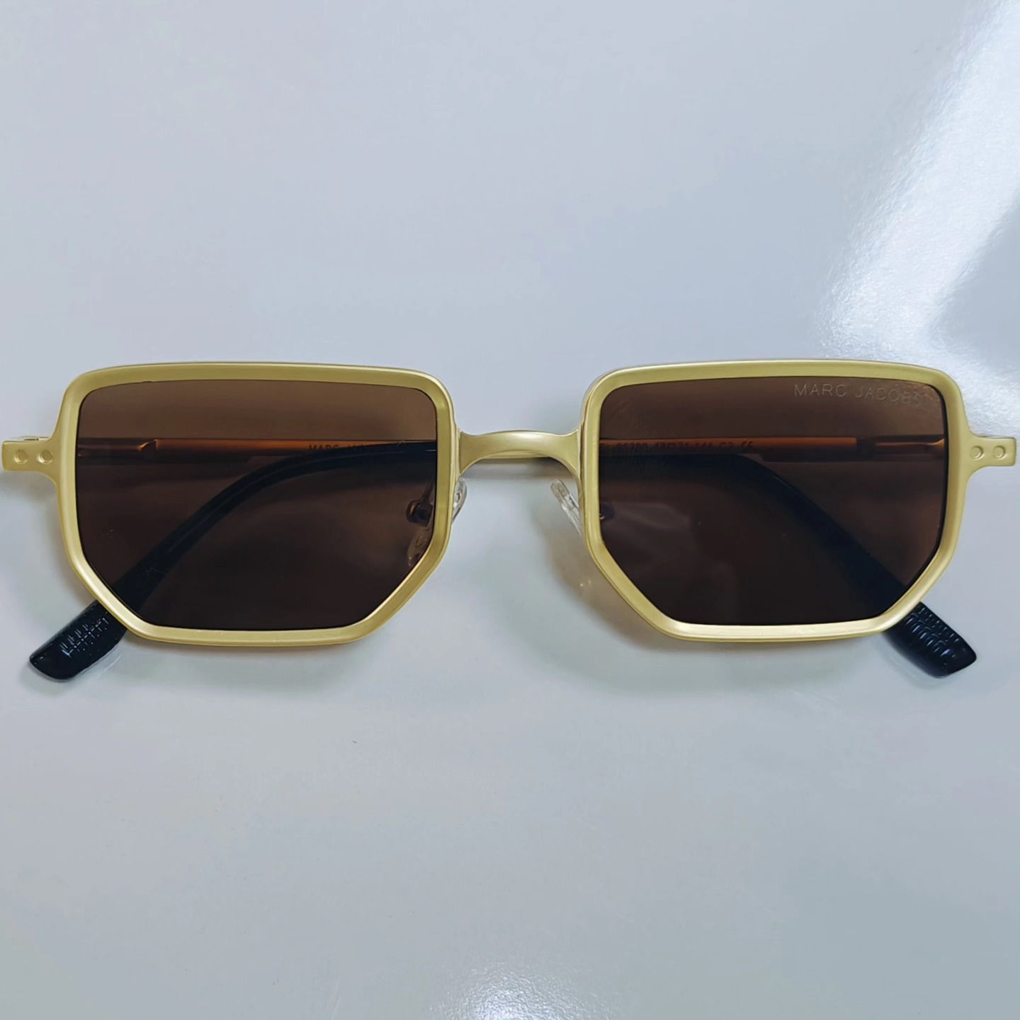 إطار شمسي معدني (قطعة واحدة فقط)
 يوجد توصيل لجميع محافظات العراق
للطلب ***********
العنوان واسط الصويره حي المعلمين شارع أسواق بيت صخي قرب سرمد مول
فحص بصر نظارات طبية نظارات شمسية عدسات لاصقة 

#نظارات_شمسيه #عوينات_المرتضى #المرتضى_للبصريات #نظارات_طبيه
