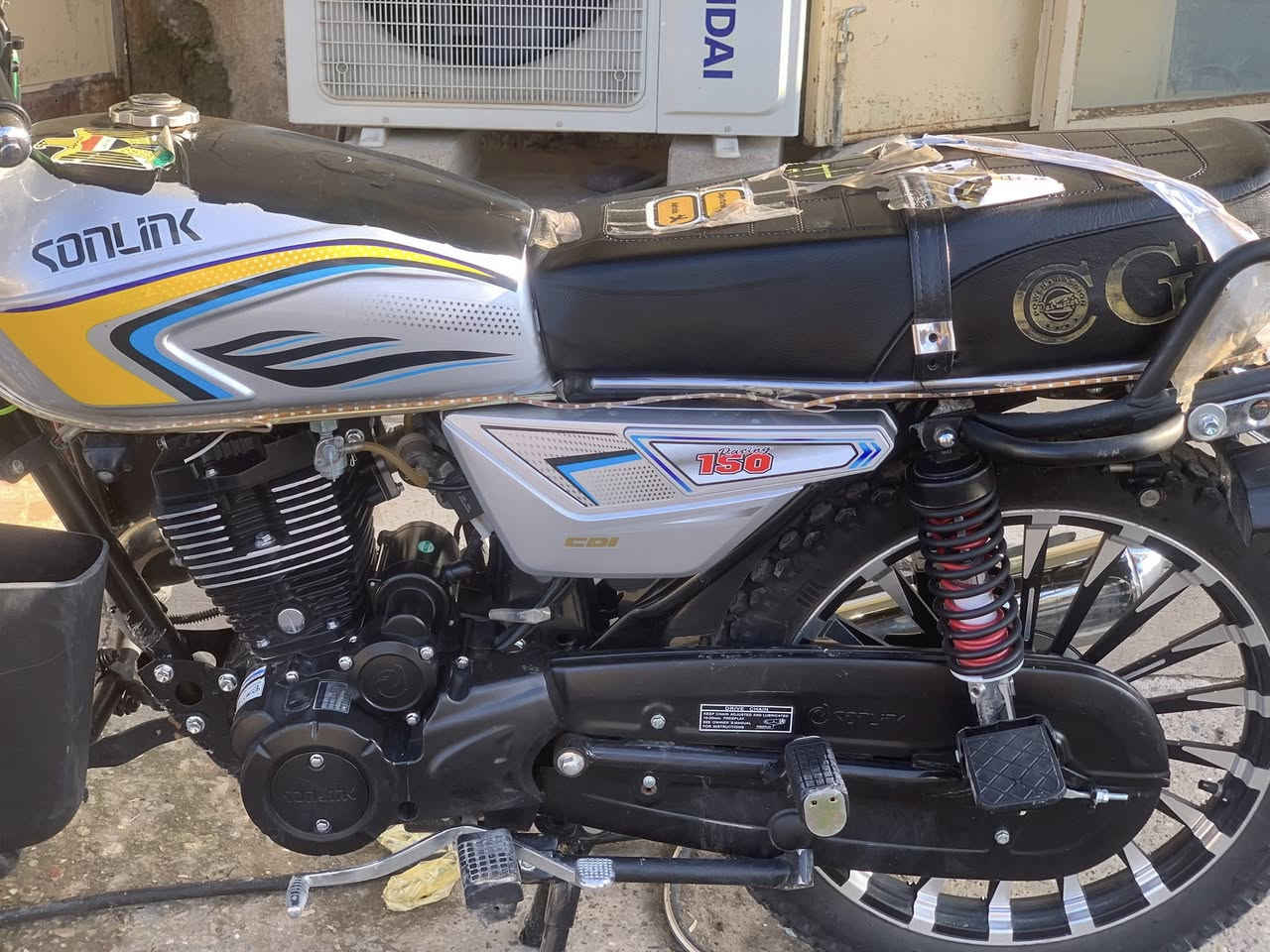 السلام عليكم سيفان سونلك موديل 2025 
مكفول كفاله عامه من كلشي كله شركه شخط  مابي مجنبز  كامل مصروف علي بل ١٢٠ الف مأطور مرتب او جاهز  شغل واطلع 
السعر 850 وبي مجال 
الرقم ***********
