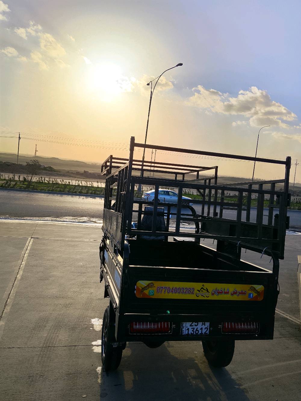 أنا عندي دراجه  ثلاثيه العجلات للبيع، اللون اسود مع بعض اللمسات الحمراء ، بحالة جيدة جدا. الدراجة معروفة بقوتها وتحملها للحمولات الثقيلة. فيها لوحة تحكم حديثة ومرايات جانبية تساعد على السواقة الأمانة. مثالية لأصحاب المشاريع الصغيرة أو النقل في المناطق داخليه.