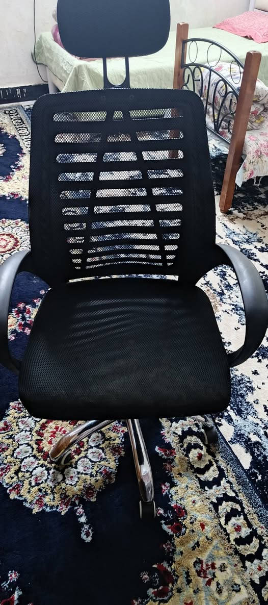 السلام عليكم
متوفر عندي ميز + كريس متحرك مريح 
رايدهن 60 ألف أو بي مجال 
الميز صارلي من خذيتة أقل الشهر  
والكرسي أيضآ أقل الشهر
الميز يكون أن دي أف للتواصل على الخاص أو الاتصال على الرقم : ***********
