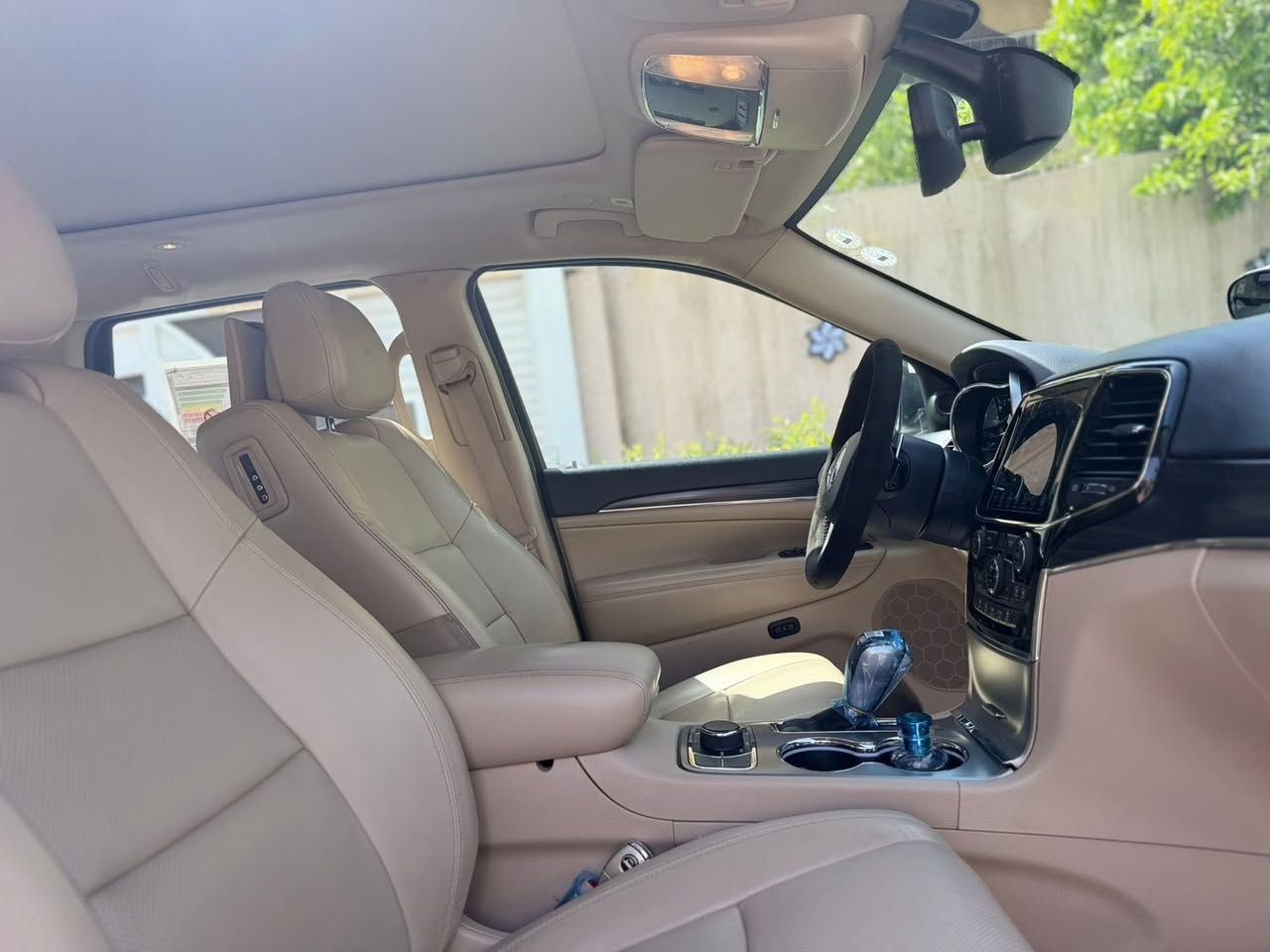 اللهم صل على محمد وال محمد
بيع فقط ونقدا 
للبيع جيب لمتد بلاس وكاله هارلم خليجي ع ايدي من شركه ماخذها زيرو بوقتها 2020 وضليت محافظ عليها عندي وعلى ايد وحده 
ماشيه 30 الف حقيقي ع ايدي  سنويه جديده رقم دولي جديد بسمي شخصيا اربيل  
مواصفات ٣ شاشات كراسي كهرباء كامرا خلفيه حساسات اماميه وخلفيه رادارات جانبيه شاشه وسطيه كبيره لد امامي بنراما تبريد بيانو مري شفط اشاير بالمري داخل صاج وبعد بيهه هواي مواصفات معروفه مواصفاتهه محرك حجم ٣٦٠٠ سياره ع وضع شركه 
جديده جدا كفاله عامه من ضربه وصبغ وتبديل وبارد سياره وضع الشركه 
ونضيفه جدا احلى من صور سبير منازل كتلوكات الشركه بيهه سماعات الخلفيه ممفتوحات هنه والارضيات للاستفسار 
***********
مكاني بغداد 
الشراي يتصل ويدلل
