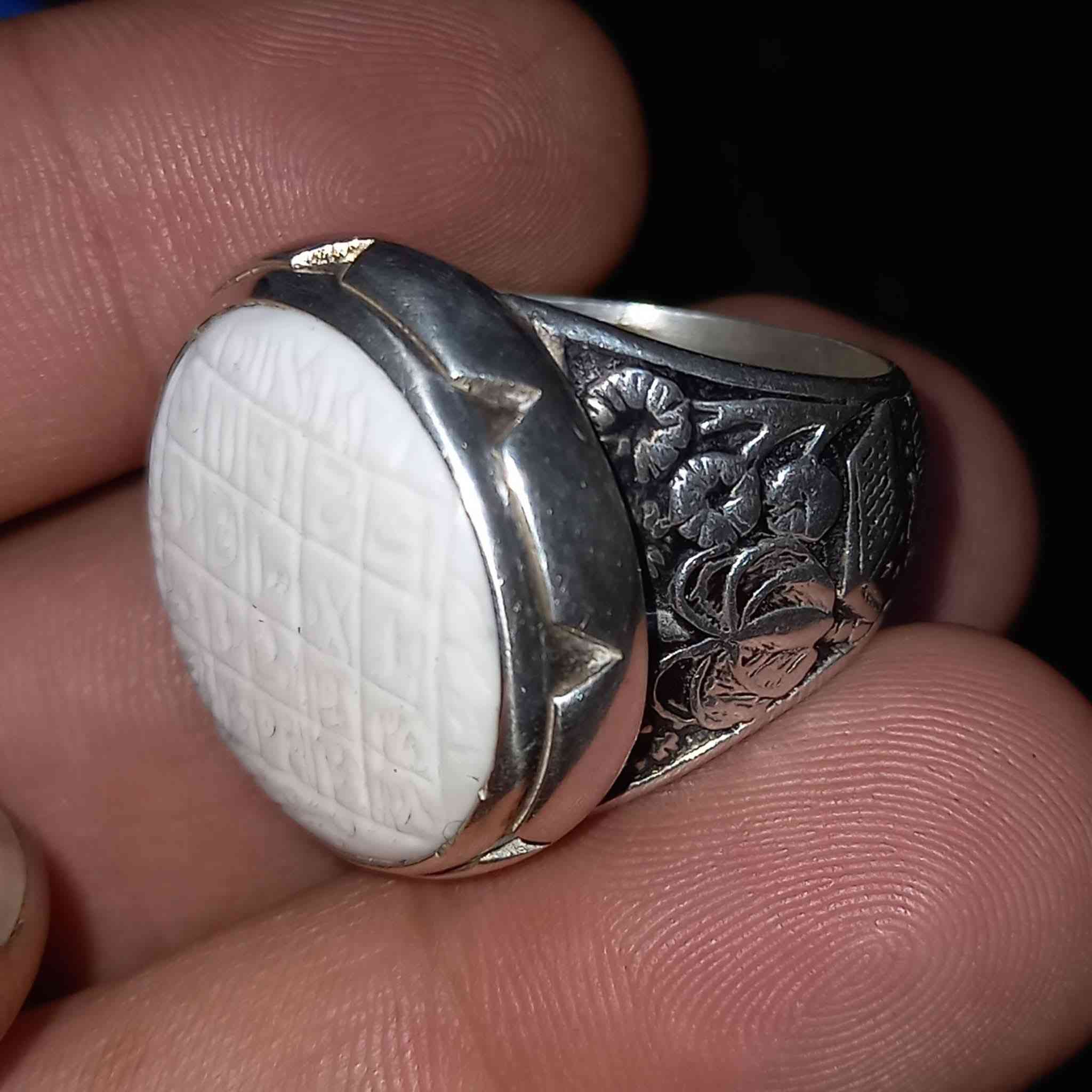 💍💟 قطعة تحفة وملكية محبس عطف بحري الحجرة اصلية ومن ارقة أنواع العطف مطلسمة الحجرة فضة اصلية شغل يدوي ومخطوط على الفضة بالضهر العنوان بغداد يوجد توصيل كافة المحافظات
***********
