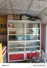 فاترينه مع ميز المنيوم كما موضح مع رفوف جام مع اكسوارات موبايل للبيع ا...