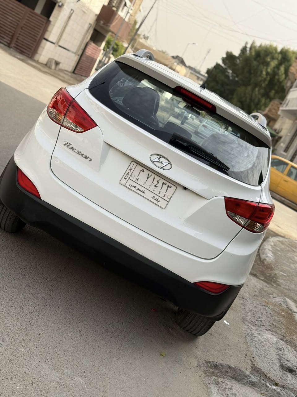 السلام عليكم
هونداي توسان 2015 خليجي اللون ابيض 
ماشيه 78 الف كيلو 
والرقم بغداد الماني سنويه جديده 
بيها صبغ اللي مأشر بالمنشور والصور  كير ومحرك مكفوله 
والسياره جاهزه من كلشي 

قماره حديد
محرك 2000 دوش 
داخل جلد اصلي 
شاشه اندرويد 
ويل كب كروم عدد5
لد نهاري 
لايت عدسه 
تبريد خلفي 
السياره خليجيه وجاهزه ورايدها  ( 138$)
والاتصال ***********
بغداد / الوزيريه

